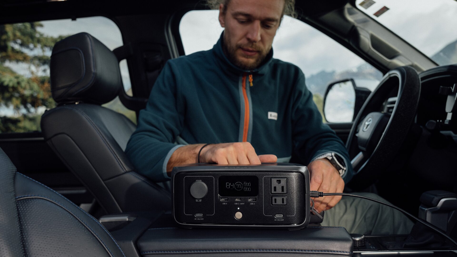 Carregamento veicular da RIVER 3 usando a bateria do carro