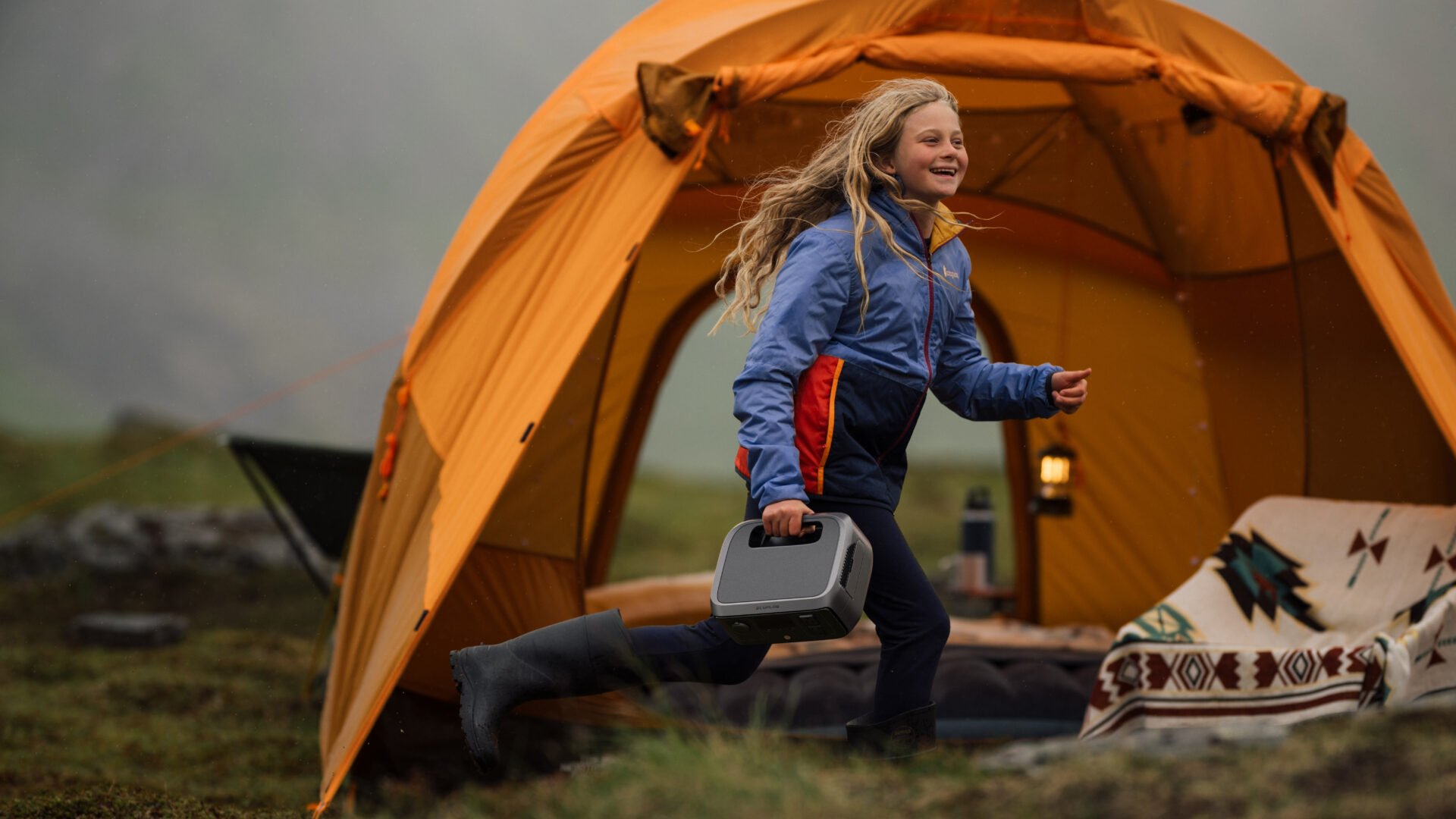 EcoFlow RIVER em uso, ilustrando portabilidade e uso no dia a dia