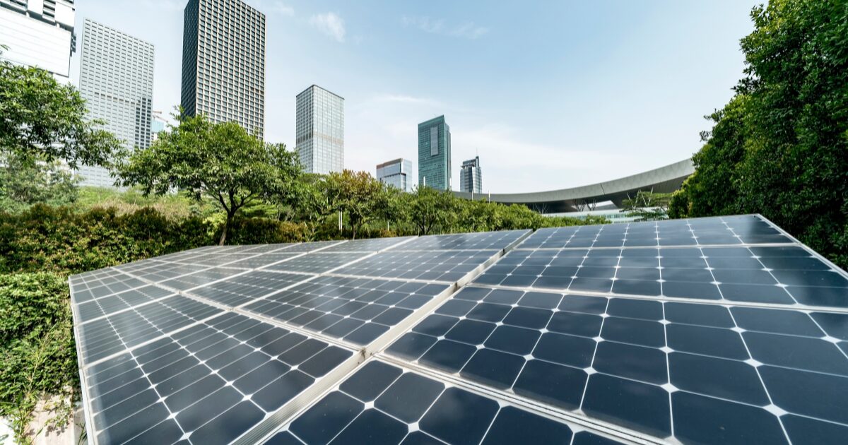 placa de energia solar em meio a cidade