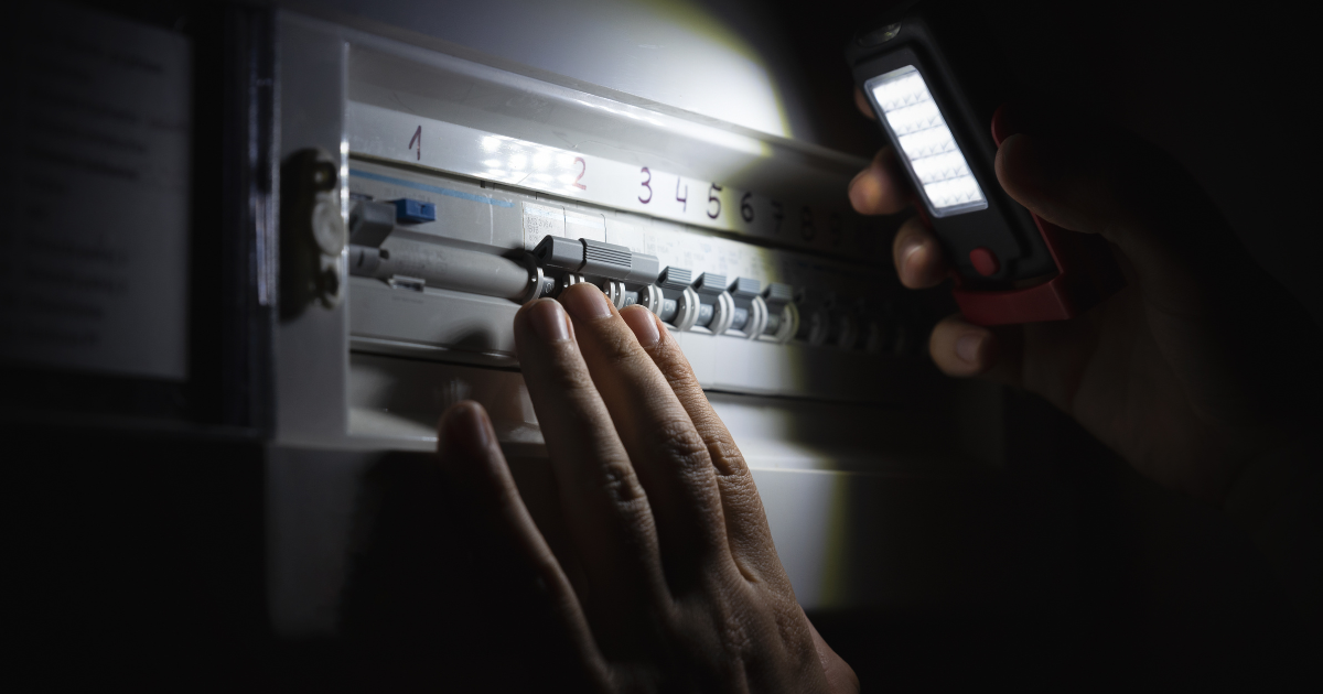 pessoa sofrendo com os apagões recentes no Brasil