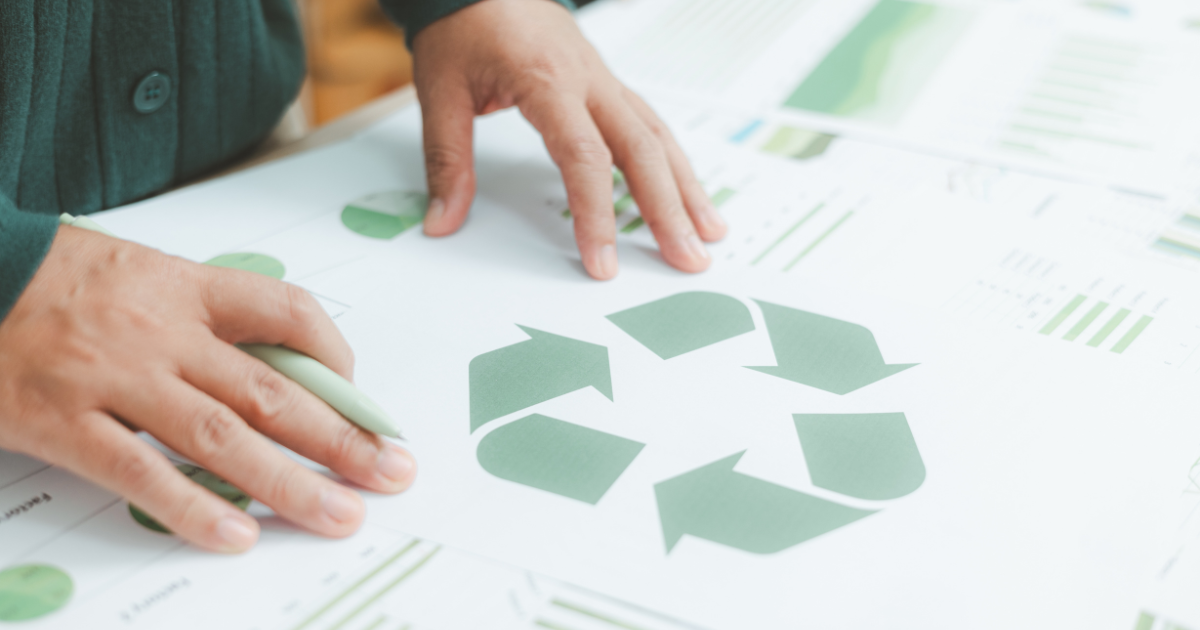 homem analisando economia circular