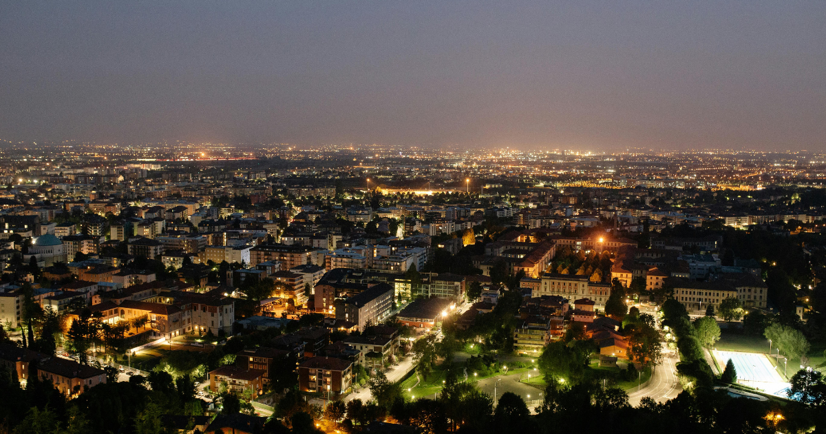 cidade iluminada em meio a instabilidade energética