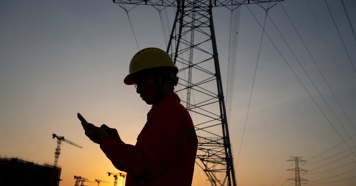 técnico avaliando rede elétrica com a demanda do consumidor de energia